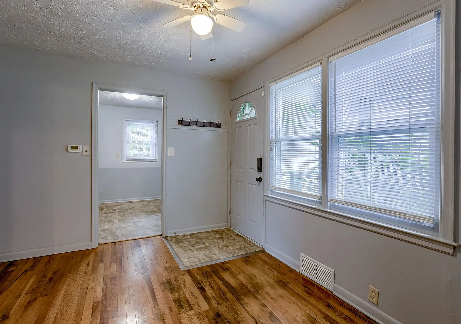 2 Bedroom Benson Charmer!! — Photo 4