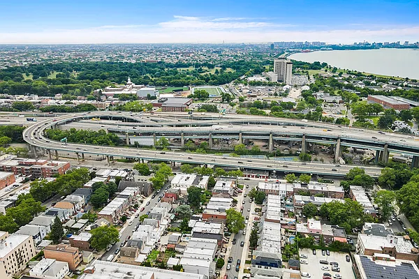 Sold by Redfin Real Estate | media 25