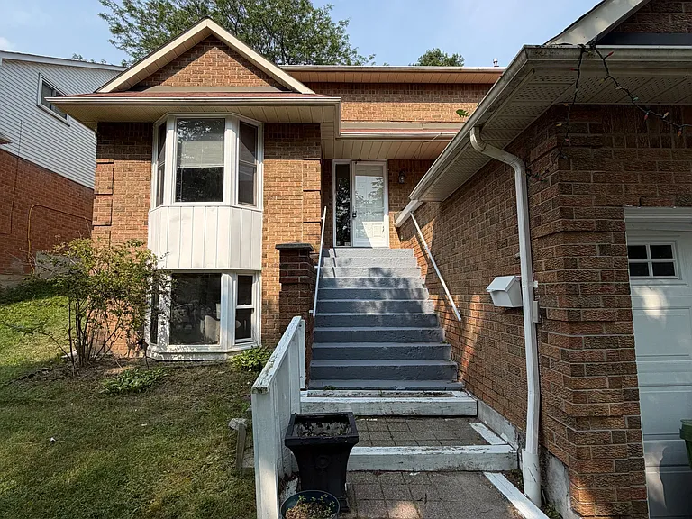 41 Broadbridge Dr #MAIN AND UPPER — Photo 2