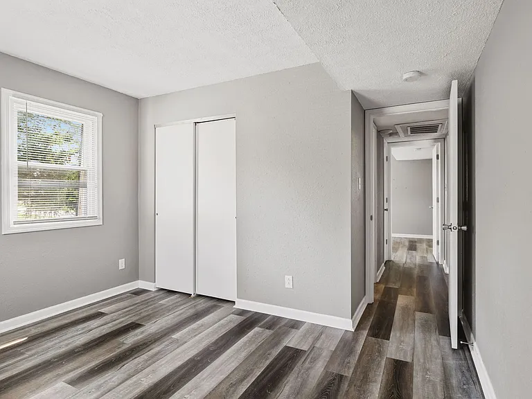 Lincoln Apartments — Photo 10