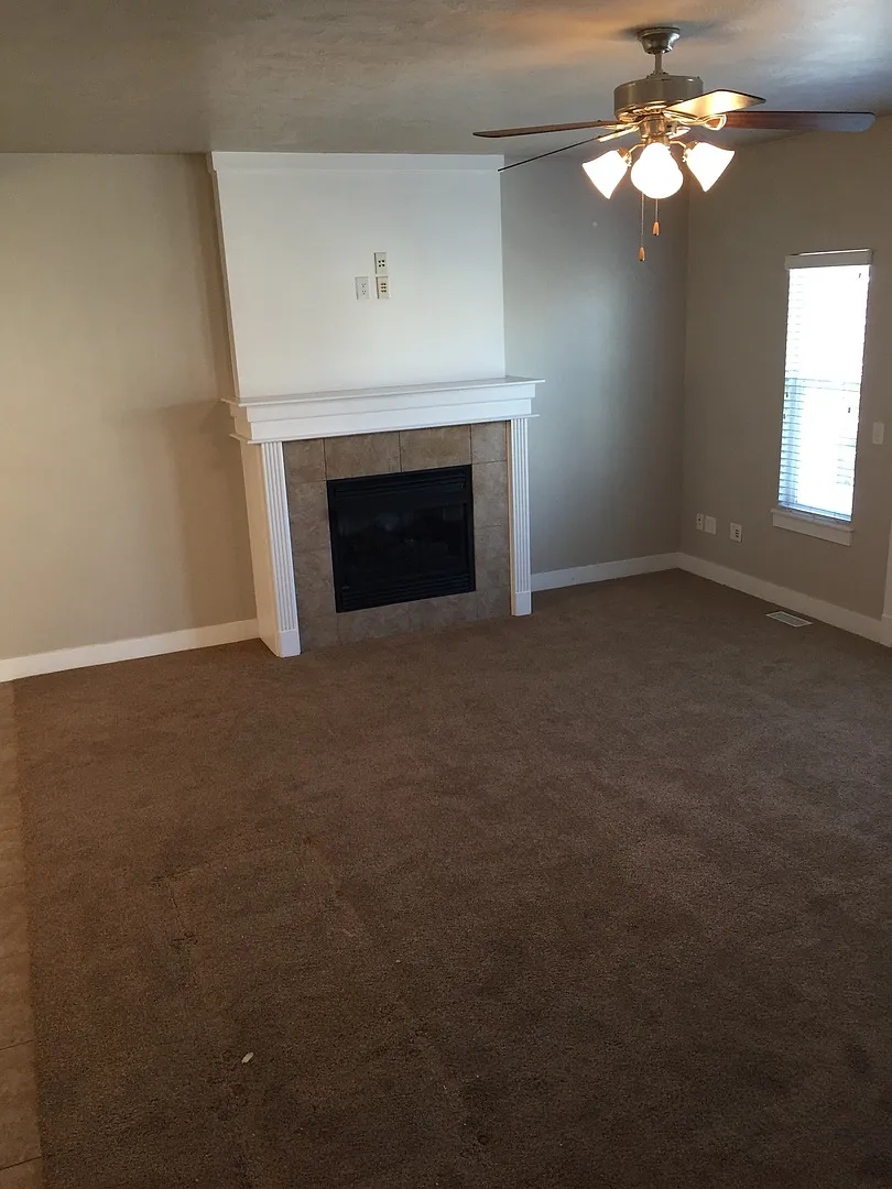 Gorgeous 3 Bedroom with a Den in Sandy! — Photo 4