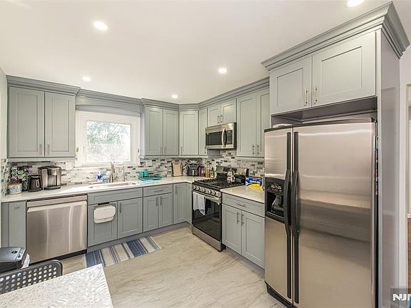 3rd image of 424 Oak Street