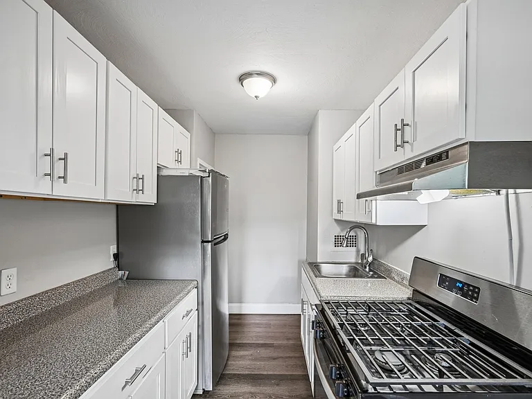 Bryn Mawr Apartments — Photo 7