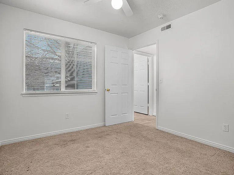 Lakeview Apartments — Photo 8