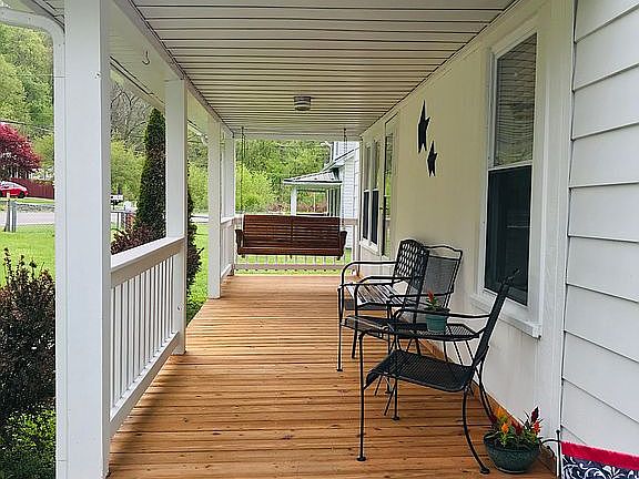 nice front porch 