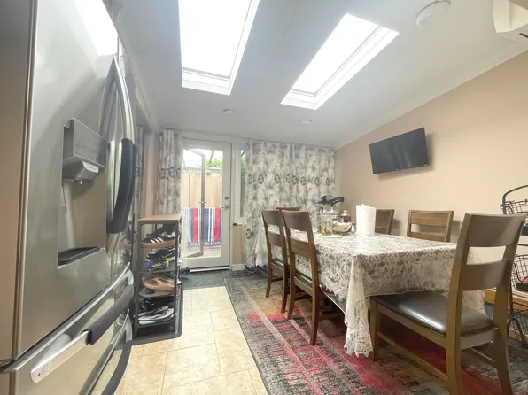 2963 Voorhies Avenue image 14 of 53