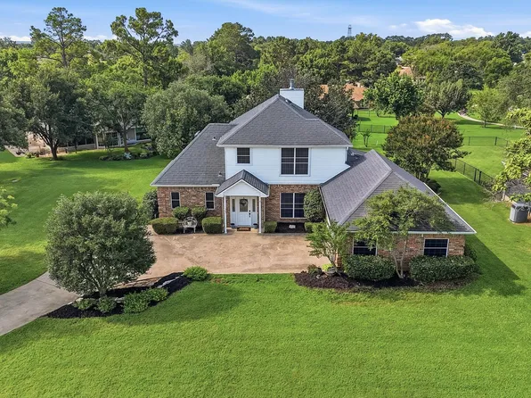 303 Kiowa Dr W, Lake Kiowa, TX 76240