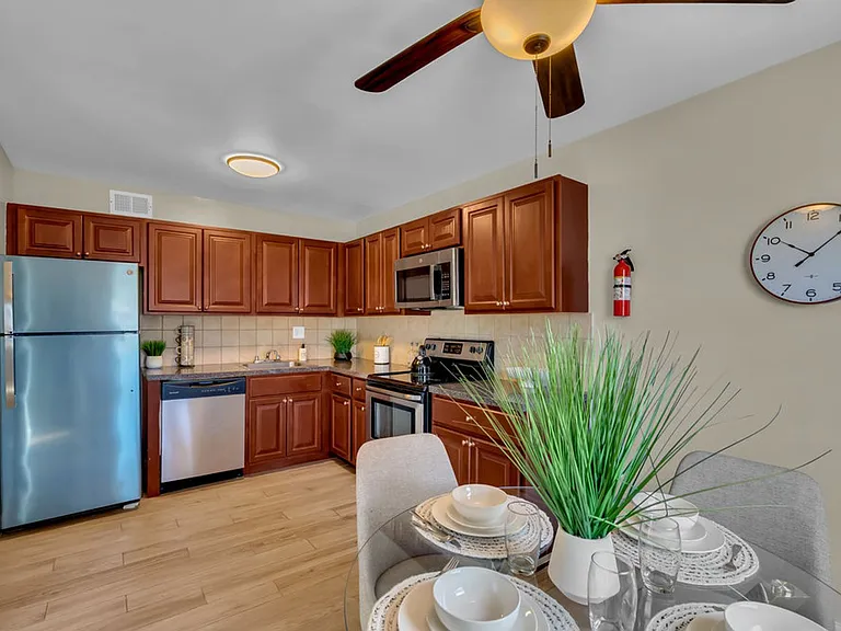 Chateau Apartments — Photo 28