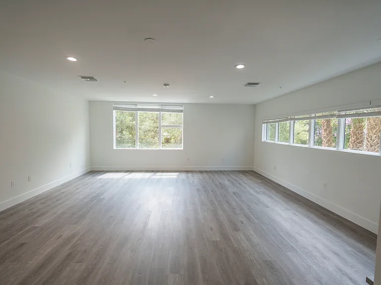 1300 Francis Ave — Photo 7
