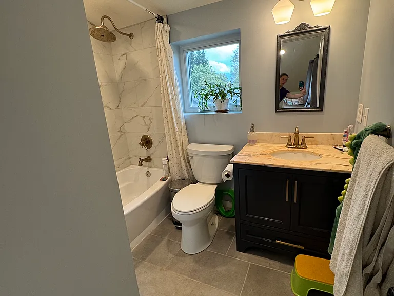 en-suite bath off of second floor bedroom