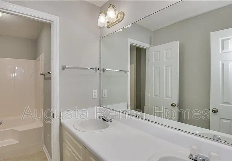 690 Monroe St — Photo 20