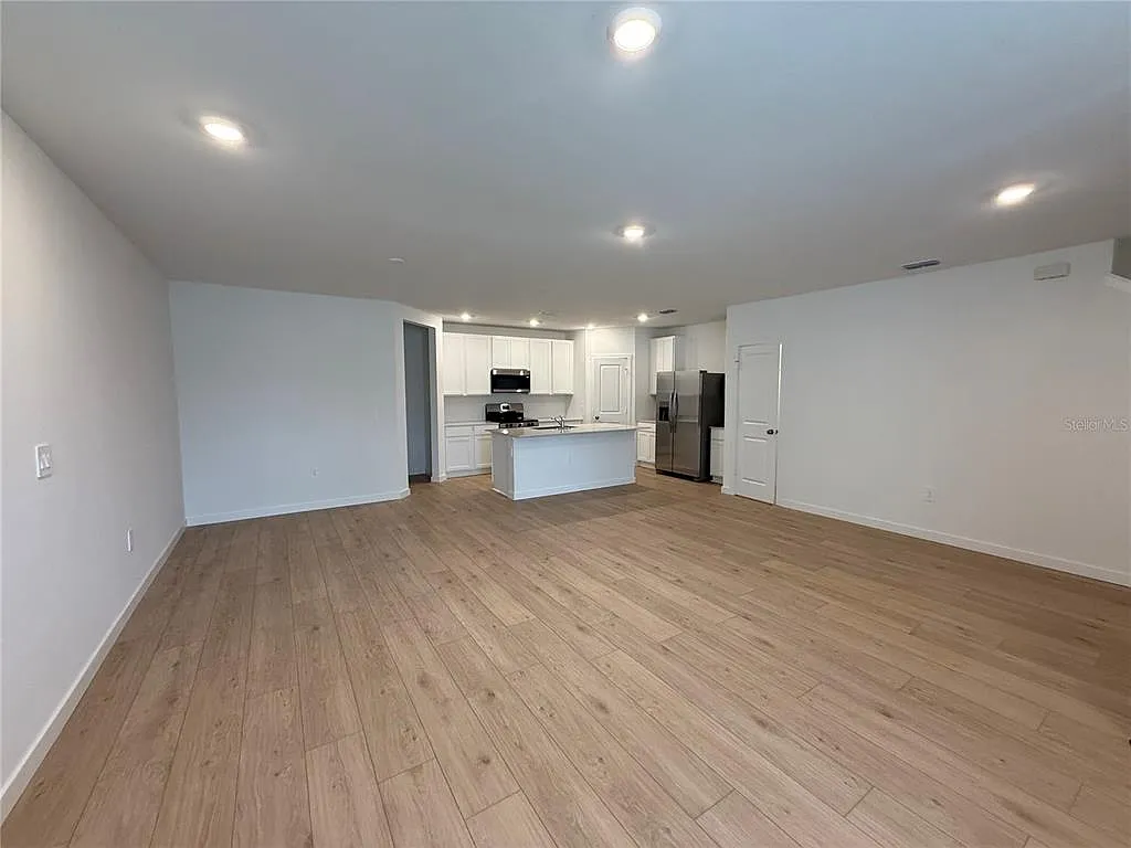 3 bed, 2.5 bath, 1823 sqft, $2,150 — Photo 4