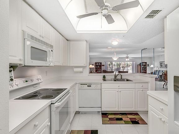 5th image of 609 Shorewood Dr Unit D205