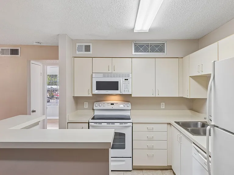 380 Lakepointe Dr #201 — Photo 14