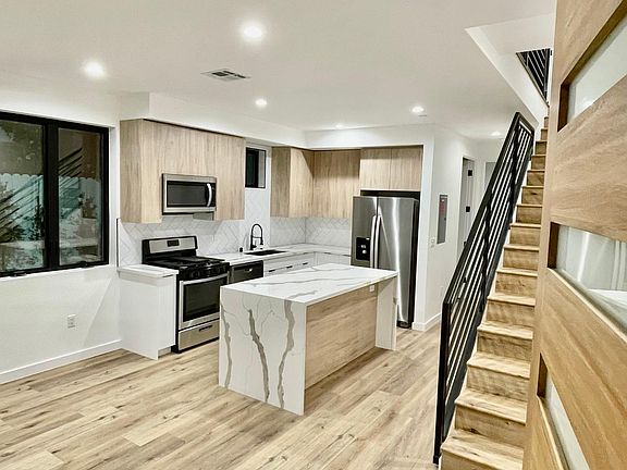 2nd image of 1931 Vista Del Mar St #1/2
