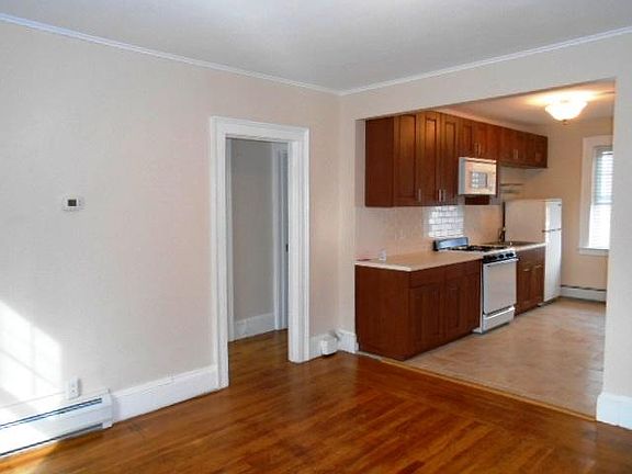 4th image of 200 Alden Ave #D