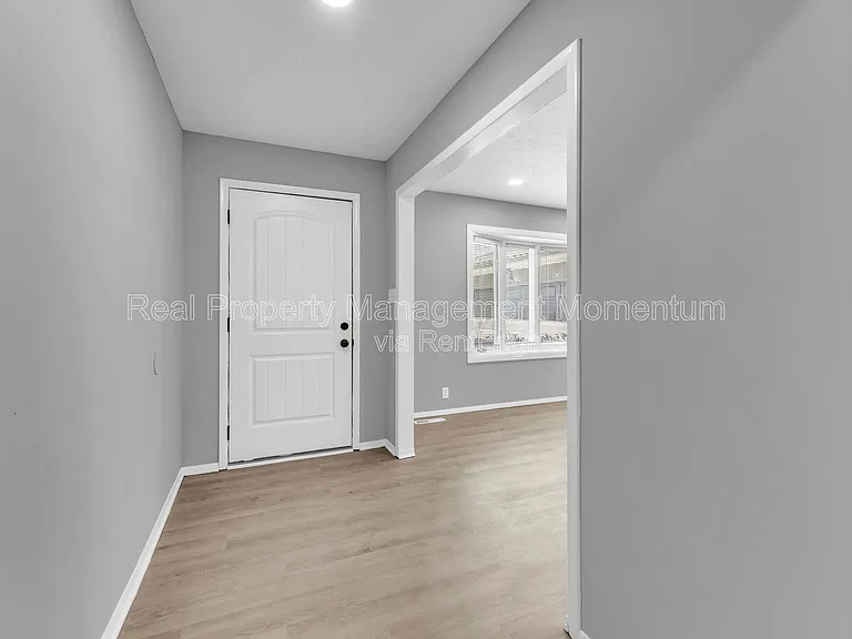 3204 N Wildan Ave — Photo 4