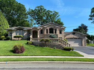 5 Huckleberry Ln, Oyster Bay, NY 11771