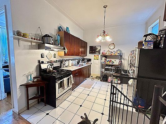2nd image of 1280 Pacific St APT 2