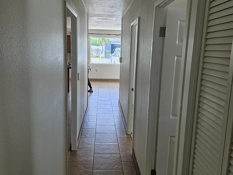 Hallway looking toward kit/dining room