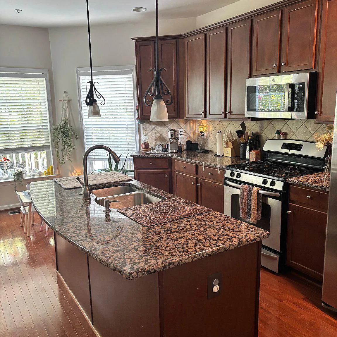 3 bed, 1.5 bath, 2356 sqft, $3,200 — Photo 3