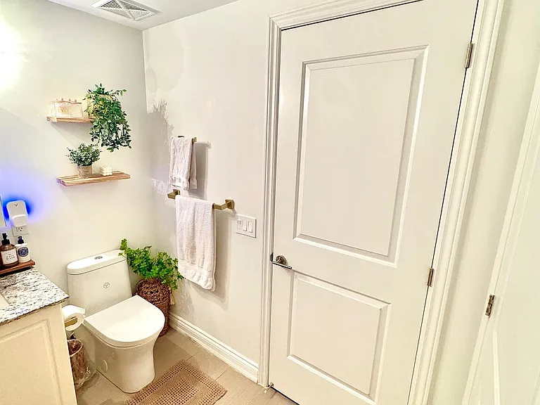 9618 Yonge St #210 — Photo 15