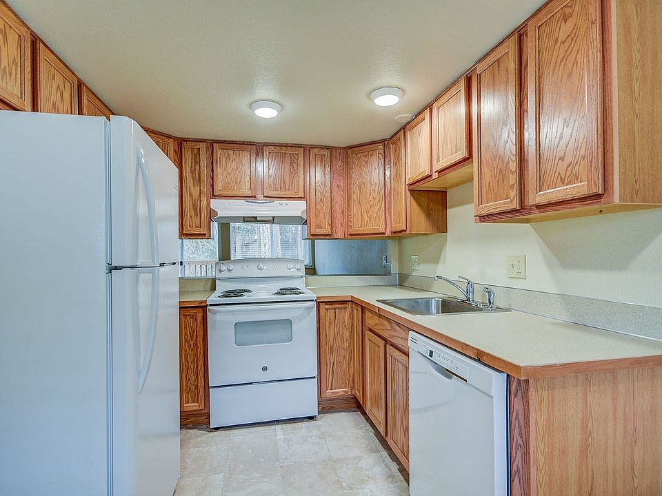 1st image of 935 SW Harrier Cir APT 4