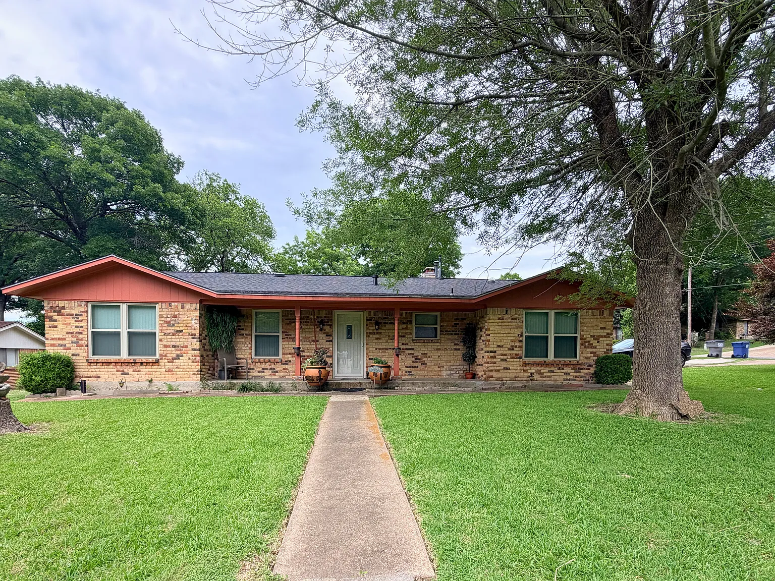 4 bed, 1700 sqft, $2,100 — Photo 1