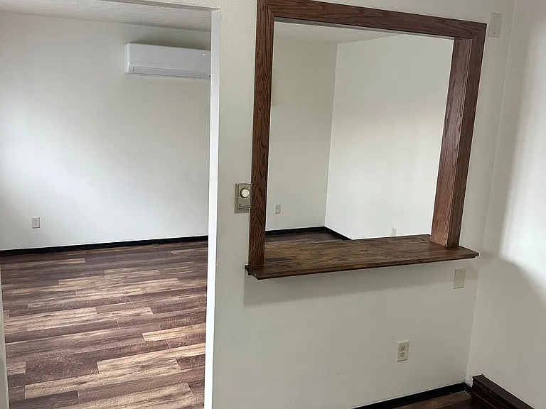 Immaculate Updated 1 & 2 Bedroom with 1 Bath — Photo 7
