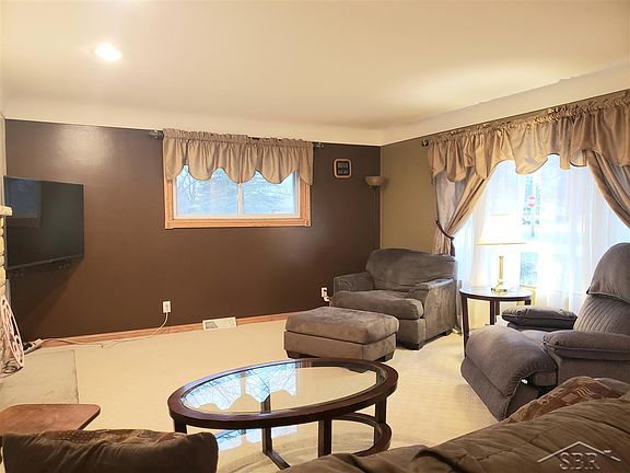 3rd image of 4485 Loretta St