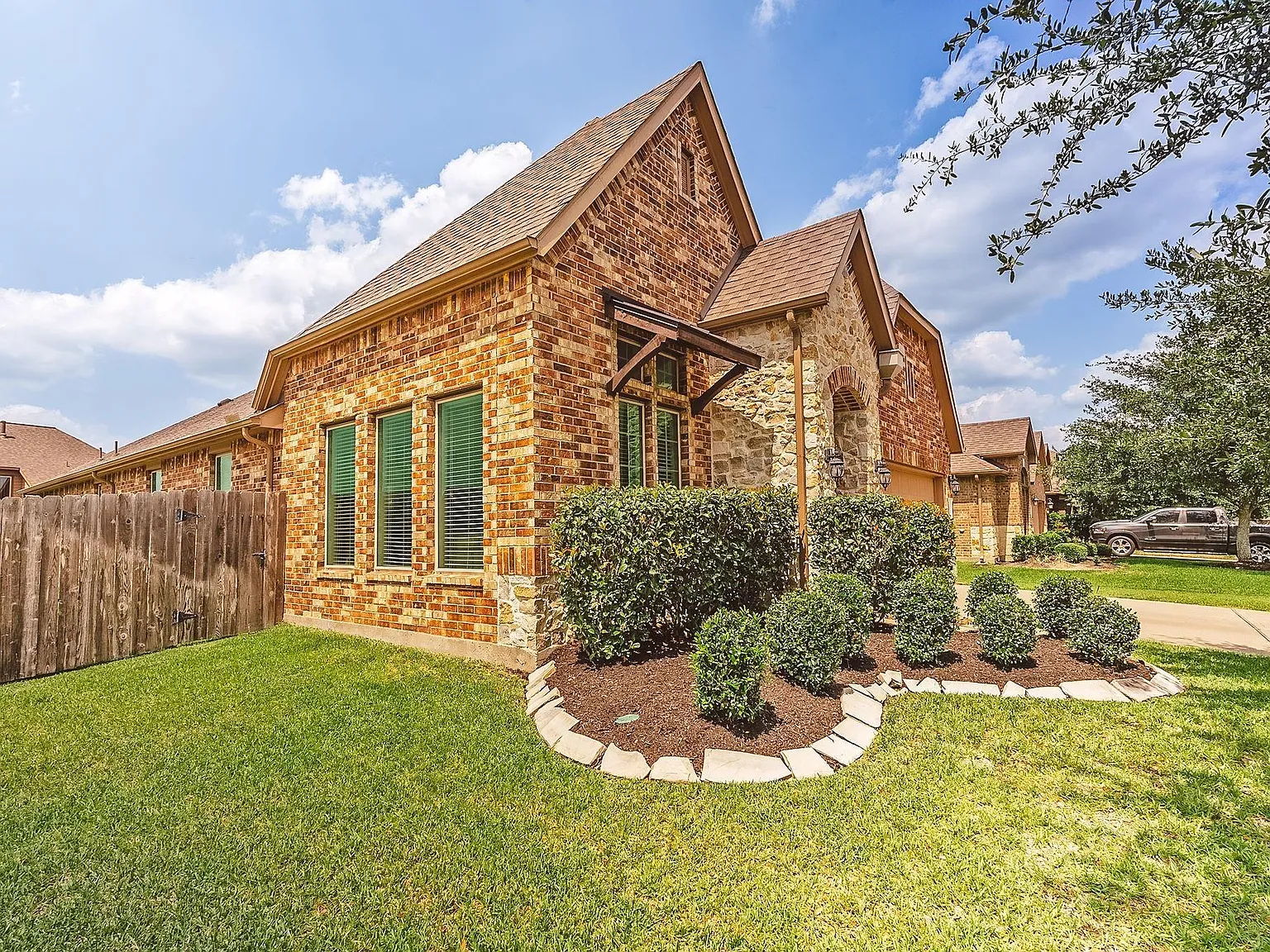 4 bed, 2.0 bath, 2007 sqft, $2,450 — Photo 3