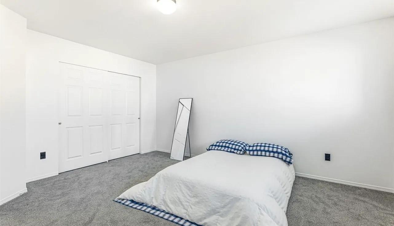6 bed, 3142 sqft, $1,000 — Photo 2