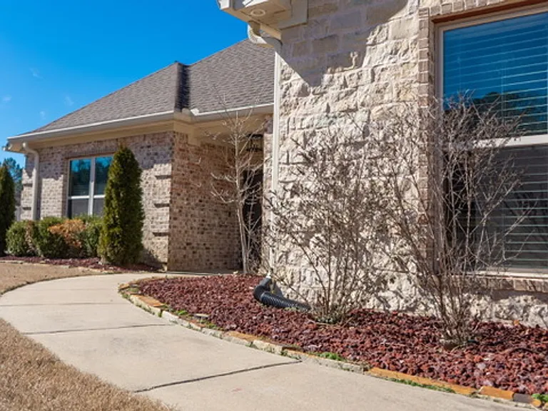 3707 Sterling Oaks Dr — Photo 2