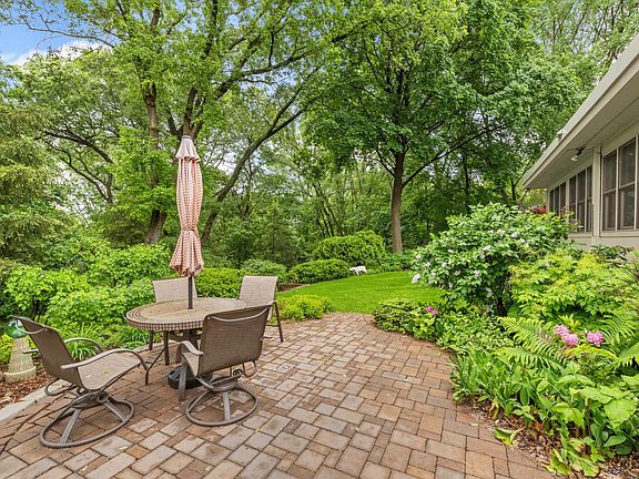 5th image of 576 Montcalm Pl