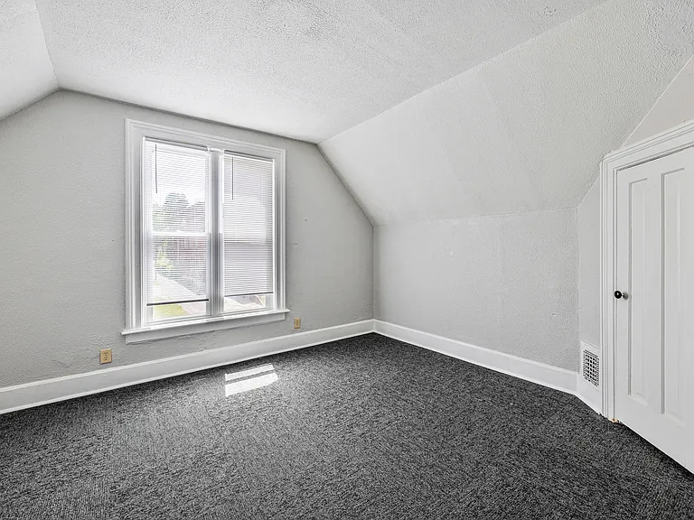 215 E South St — Photo 3