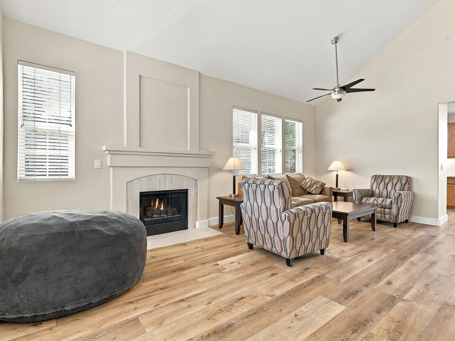 3 bed, 2.5 bath, 1634 sqft, $4,200 — Photo 3