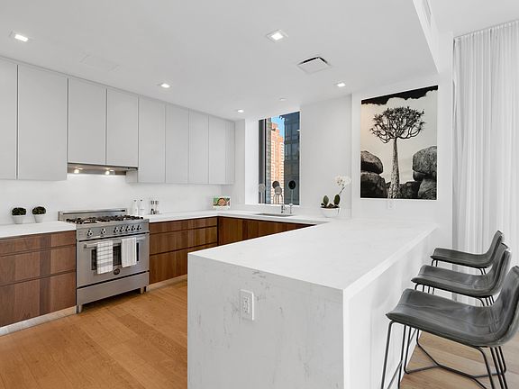 3rd image of 360 E 89th St #11A