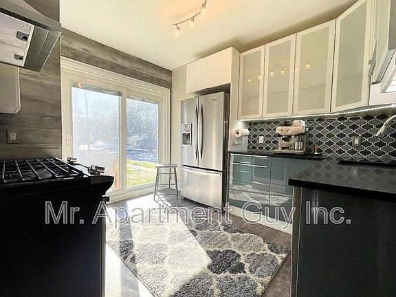 2nd image of 237 Ottawa St S