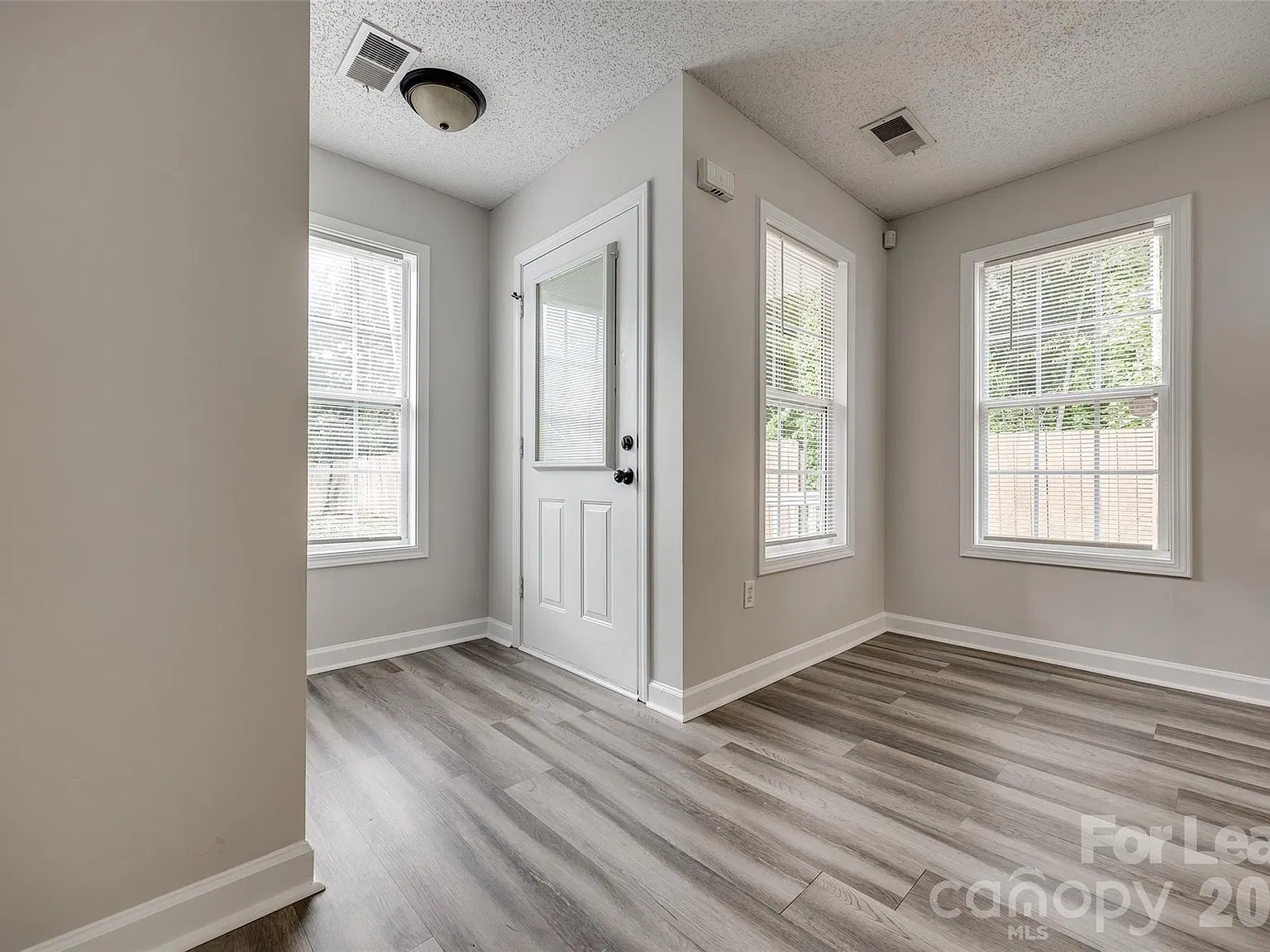 3 bed, 2.0 bath, 1150 sqft, $1,700 — Photo 4