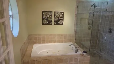 Whirlpool tub w/ mood lighting