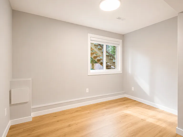 2555 Tuohey Ave — Photo 6