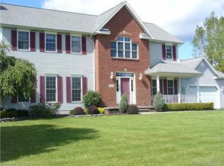 5497 Pinecrest Dr, Lockport, NY 14094