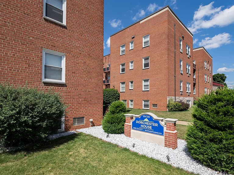 Welcome to Dorchester House Apartments, where charm meets comfort in every corner. Enjoy beautifully landscaped grounds and spacious living in a prime location. Make your move today and elevate your lifestyle with us!