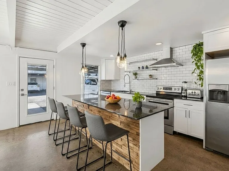 Modern Industrial Living in the Heart of Phoenix's Melrose District — Photo 2