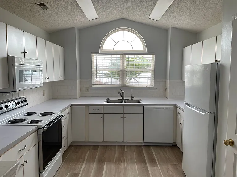 480 Saltaire Dr — Photo 9
