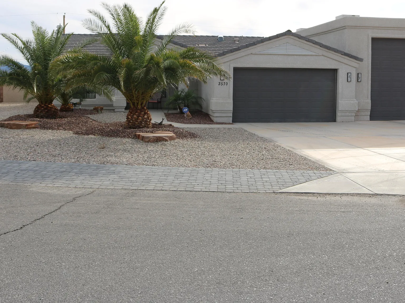 3 bed, 3.0 bath, 1681 sqft, $4,900 — Photo 2