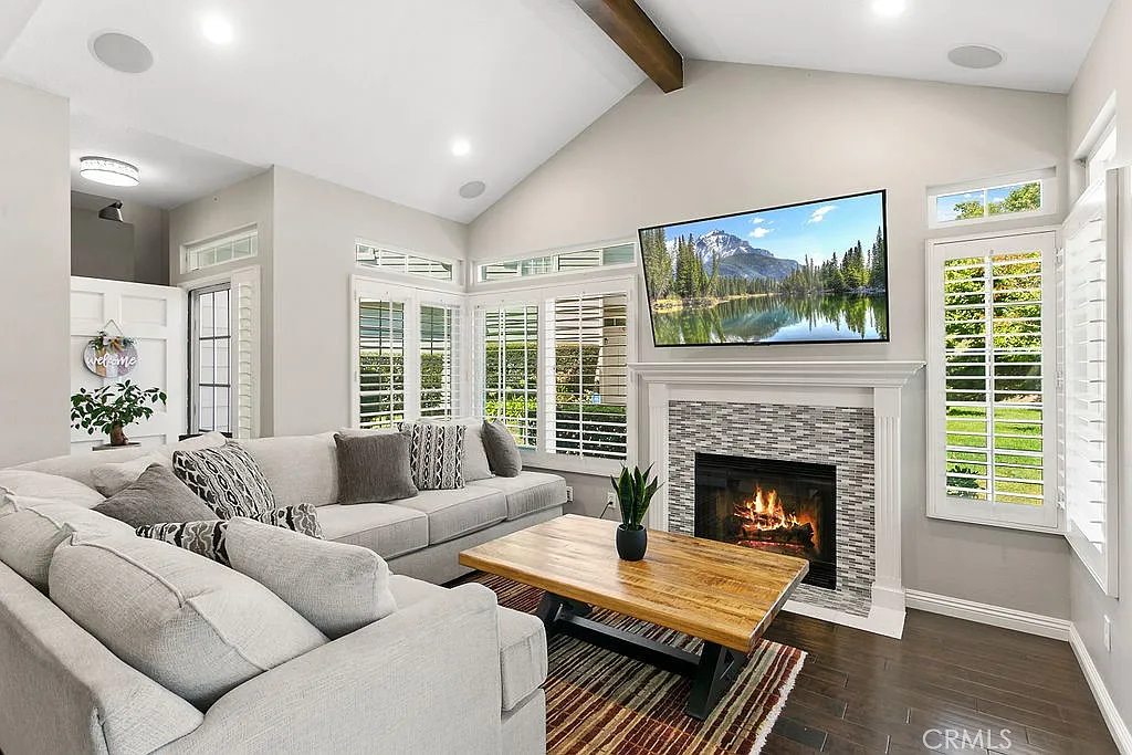 3 bed, 2.5 bath, 1414 sqft, $5,000 — Photo 1
