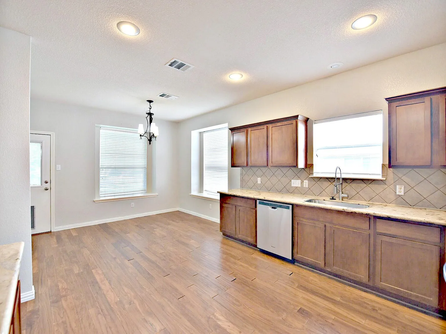 4 bed, 2.5 bath, 2050 sqft, $2,150 — Photo 3