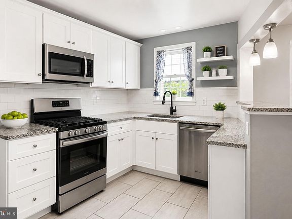3rd image of 828 Laurel Rd