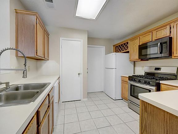4th image of 16330 Leamington Ln
